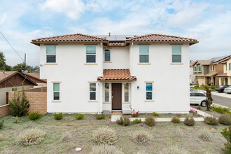 CrestWood at Valencia in Pomona, CA - Foto de edificio - Building Photo