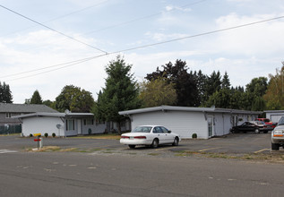 Pioneer Plaza Manor in Molalla, OR - Building Photo - Building Photo