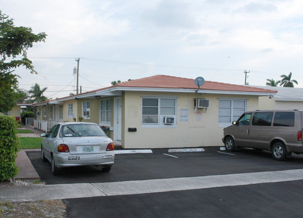 1301-1309 N 19th Ave in Hollywood, FL - Building Photo