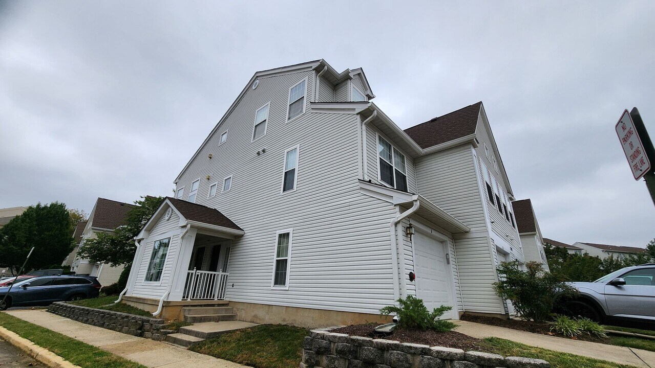 7702 Haynes Point Way in Alexandria, VA - Building Photo