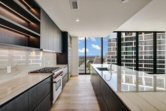 610 Davis St, Unit 4404 in Austin, TX - Foto de edificio - Building Photo