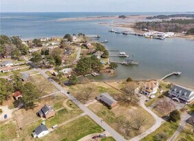 400 Dandy Loop Rd in Yorktown, VA - Building Photo