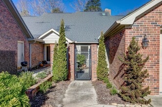 409 Hunters Cir in Greenville, SC - Foto de edificio - Building Photo