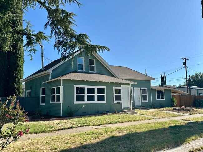 415 E Oak St in Willows, CA - Building Photo - Building Photo