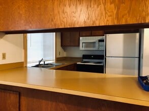 7163 Chico Way NW, Unit Downstairs in Bremerton, WA - Building Photo - Building Photo