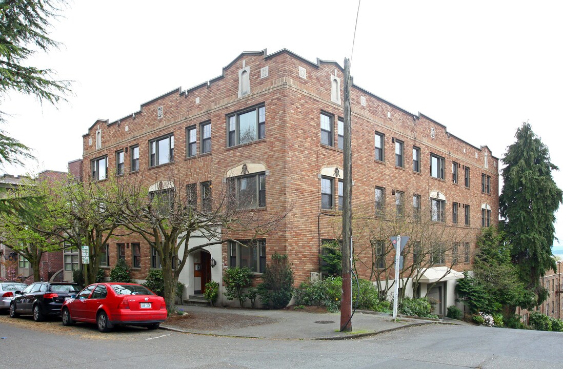 Daphne Apartments in Seattle, WA - Building Photo