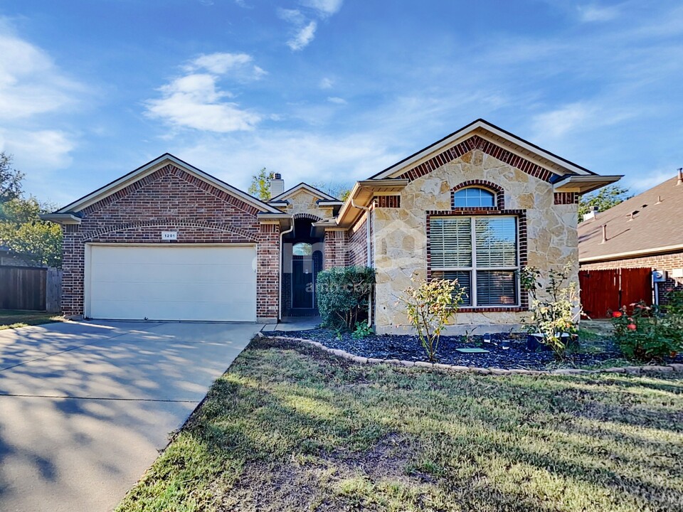 1201 Nora Ln in Denton, TX - Foto de edificio