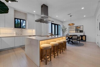 2618 Trapp Ave in Miami, FL - Building Photo - Building Photo