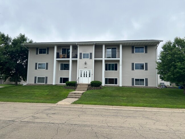 1807 Greenfield Ln SW, Unit 1 in Rochester, MN - Building Photo - Building Photo