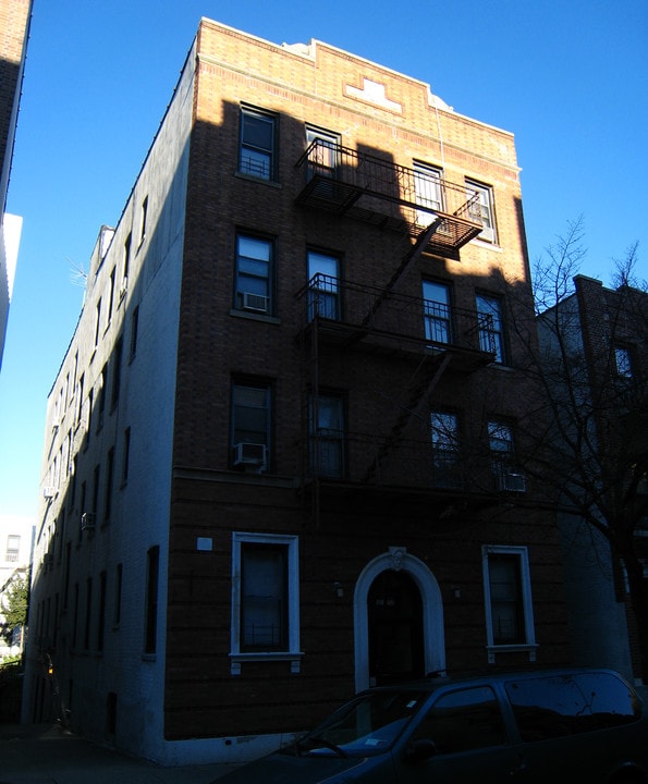 31-52 34th St in Long Island City, NY - Building Photo