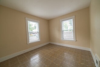 21 Granville Ave, Unit Apt 2 in Malden, MA - Foto de edificio - Building Photo