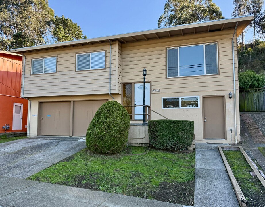946 Regina Way in Pacifica, CA - Building Photo