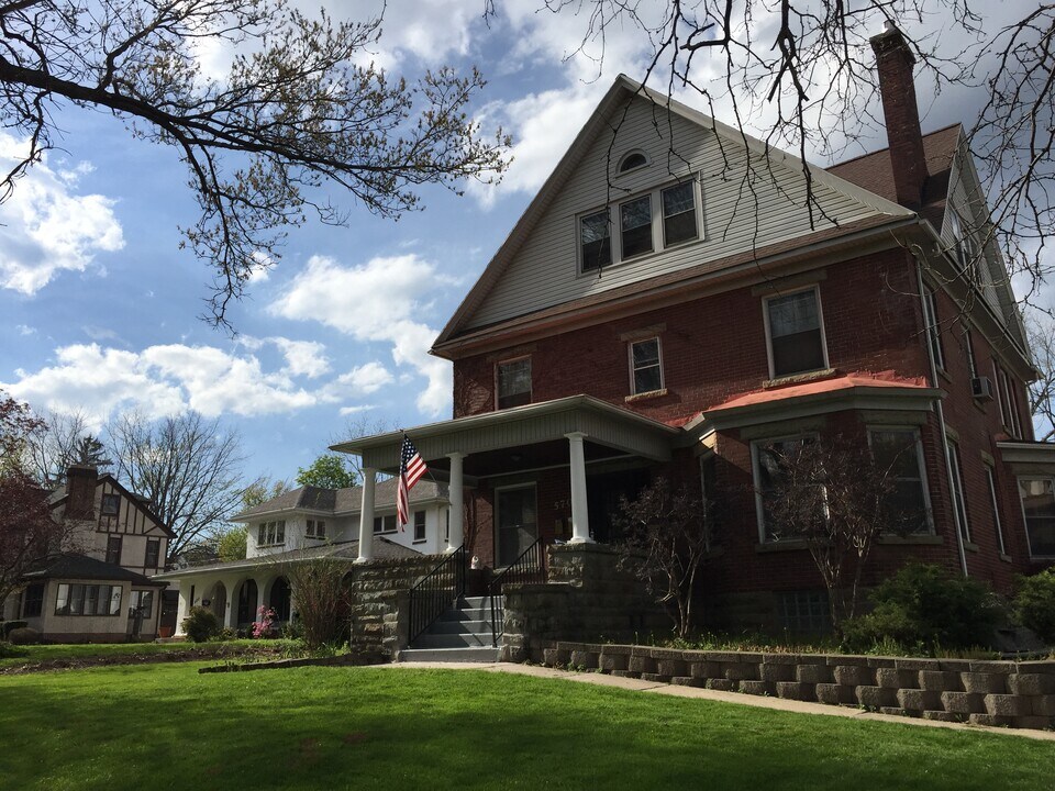 570 Seneca Pkwy in Rochester, NY - Building Photo