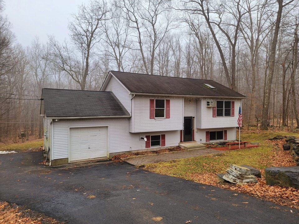 3676 Bristol Cir E in East Stroudsburg, PA - Building Photo