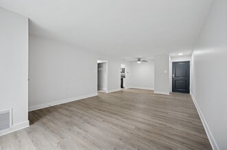 7400 Roosevelt in Philadelphia, PA - Foto de edificio - Building Photo