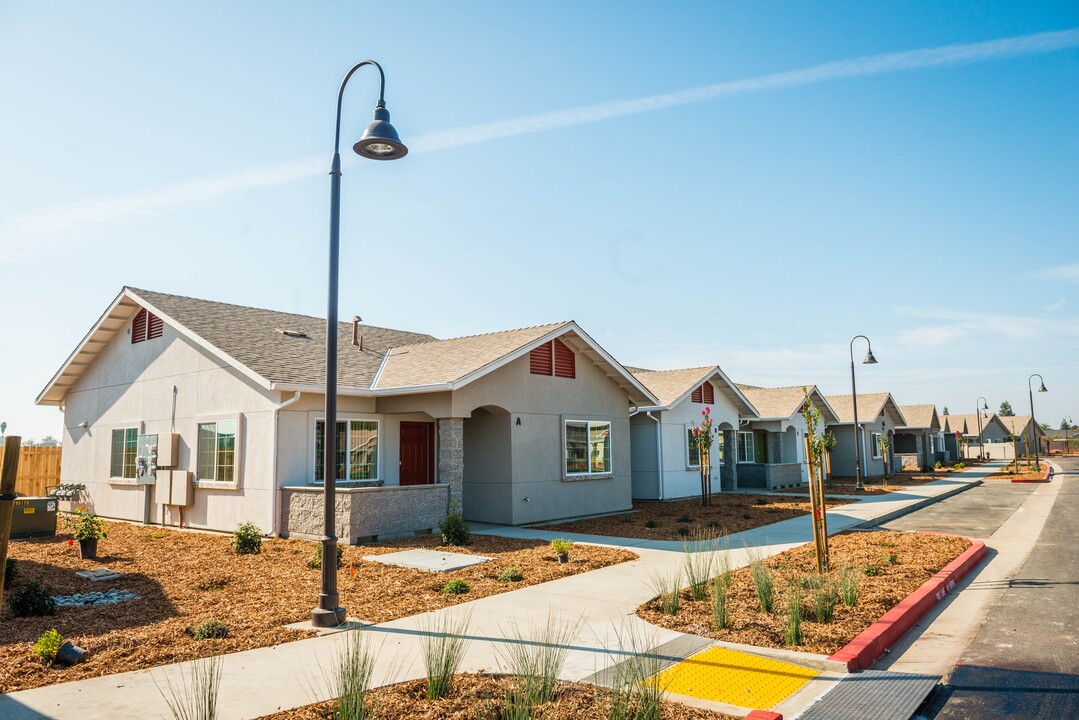 Highland Gardens in Visalia, CA - Building Photo