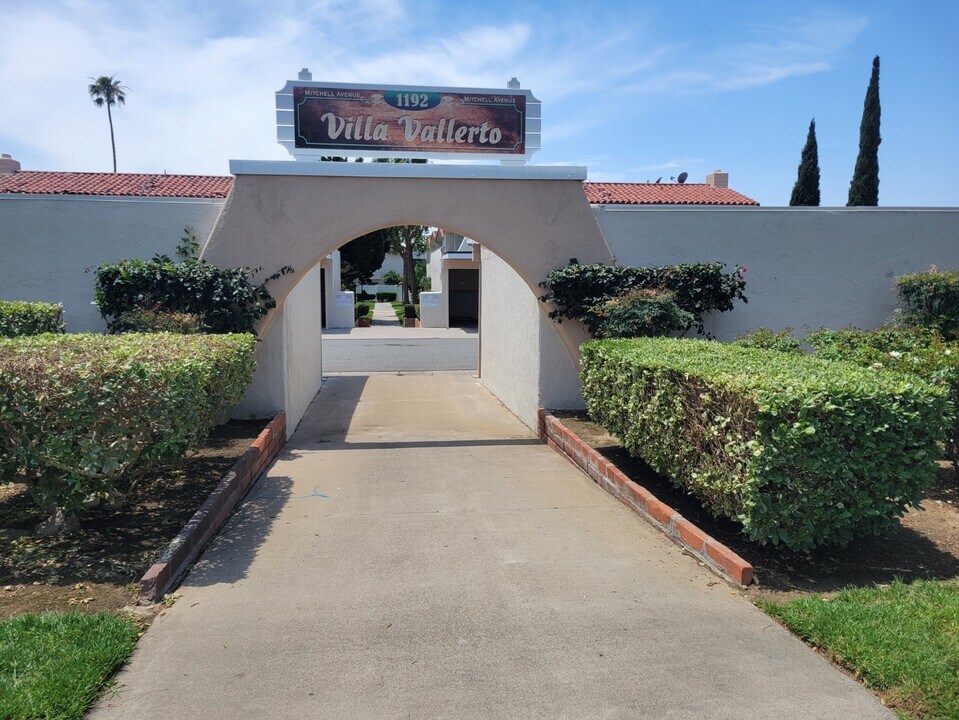 1192 Mitchell Ave, Unit 114 in Tustin, CA - Foto de edificio