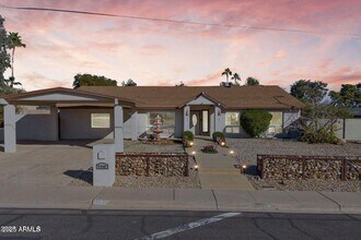 2366 E Shea Blvd in Phoenix, AZ - Foto de edificio - Building Photo