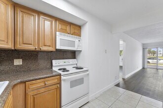 510 Lake Shore Dr in West Palm Beach, FL - Building Photo - Building Photo