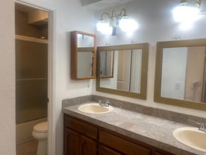 390 E Madison Ave in El Cajon, CA - Foto de edificio - Building Photo