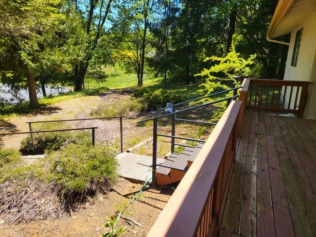 407 W River St in Cave Junction, OR - Building Photo - Building Photo