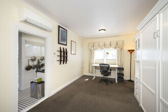 325 Alma St, Unit Studio in Palo Alto, CA - Building Photo - Building Photo