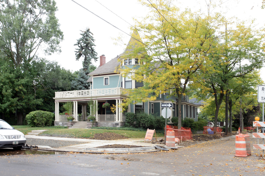 456 College Ave SE in Grand Rapids, MI - Foto de edificio