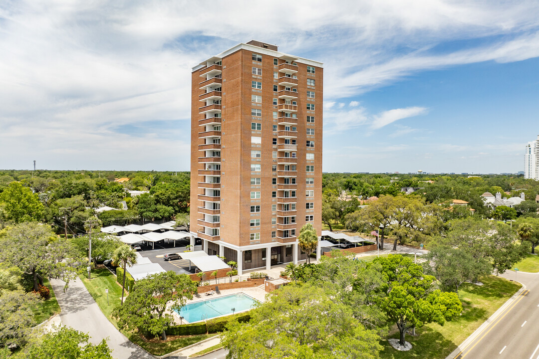 Bayshore Towers in Tampa, FL - Building Photo