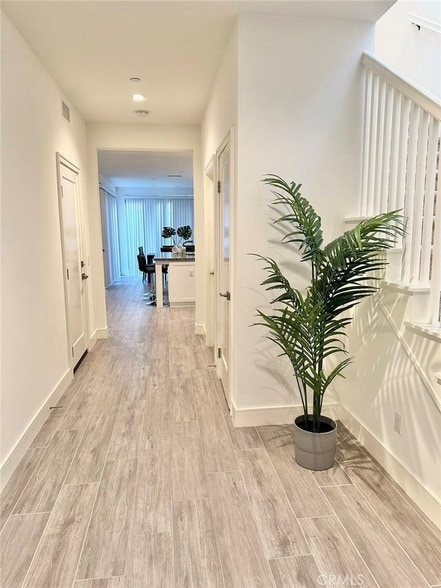 119 Della in Irvine, CA - Foto de edificio - Building Photo