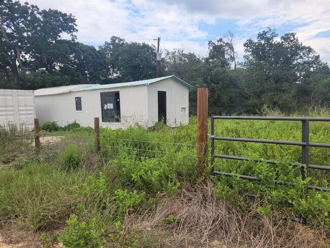 877 State Hwy 95 in Bastrop, TX - Foto de edificio - Building Photo