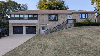 1310 Dunkeith Dr NW in Canton, OH - Building Photo