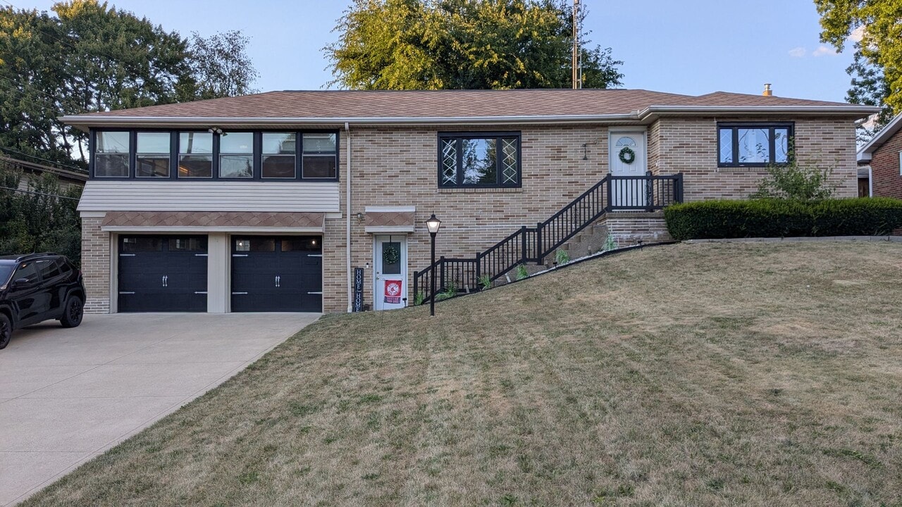 1310 Dunkeith Dr NW in Canton, OH - Building Photo