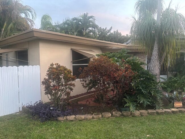 2424 Grant St in Hollywood, FL - Building Photo - Building Photo