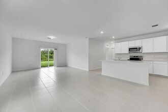 662 Carlyle Wy in Fort Pierce, FL - Foto de edificio - Building Photo