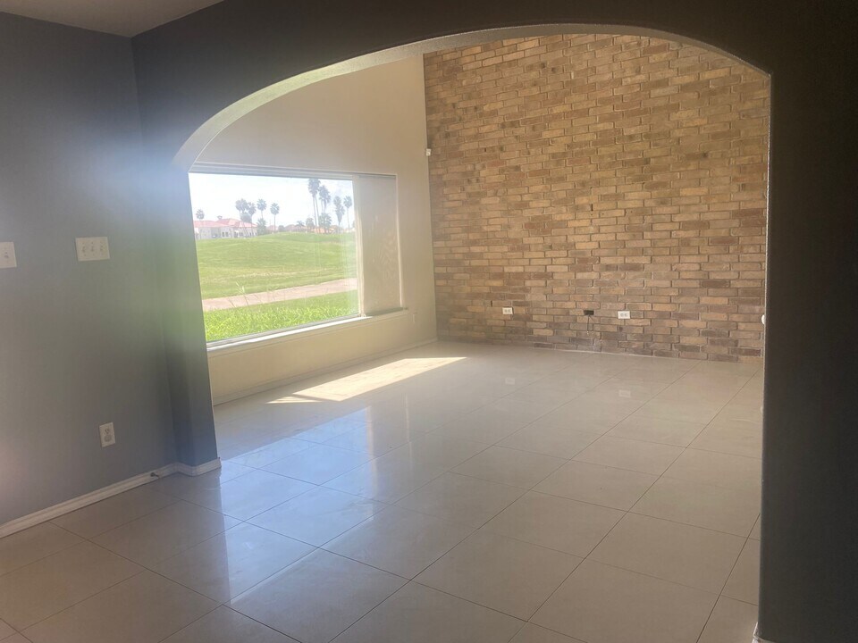 4218 Vida Grande in Weslaco, TX - Building Photo