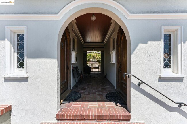 7 Panoramic Way in Berkeley, CA - Building Photo - Building Photo