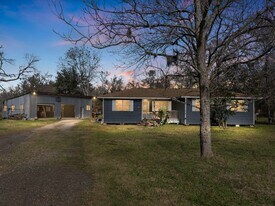 5519 Kincer Rd in Damon, TX - Building Photo