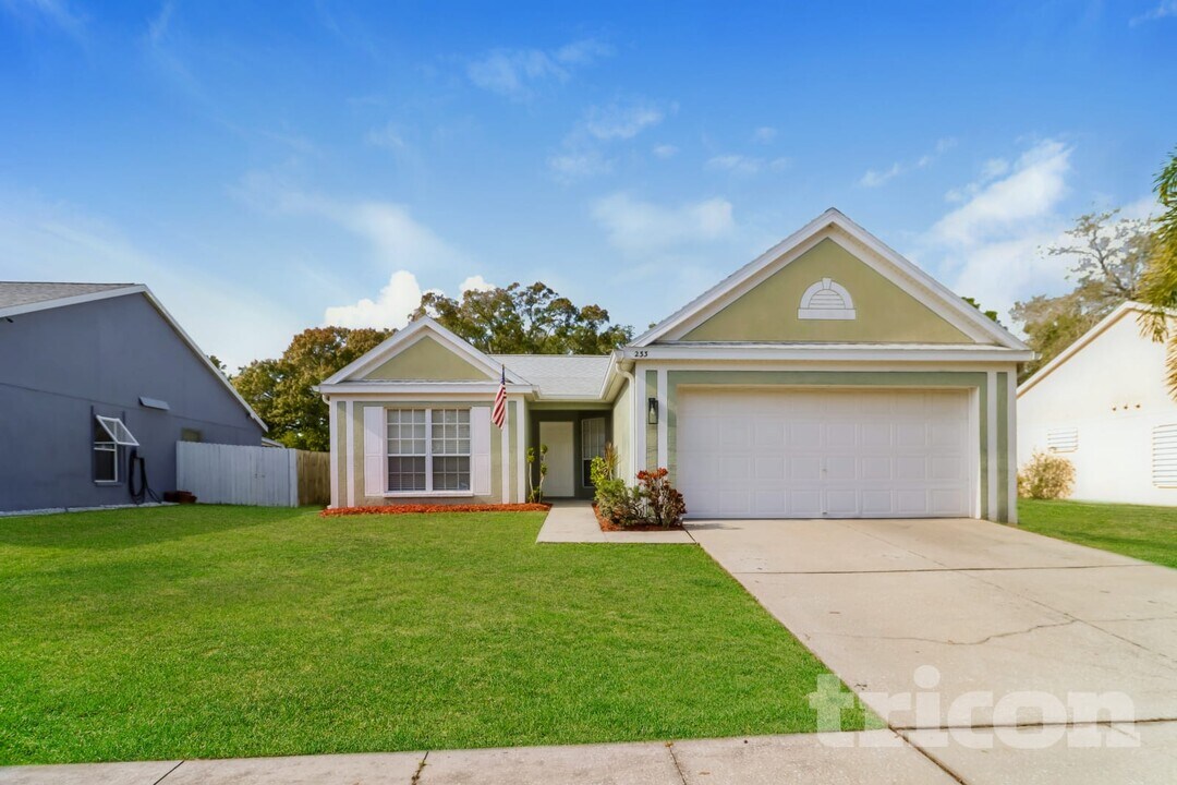 233 Lakeway Ln in Apollo Beach, FL - Foto de edificio