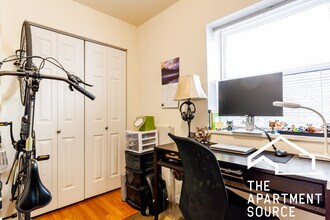 6329 N Mozart St, Unit 1F in Chicago, IL - Foto de edificio - Building Photo