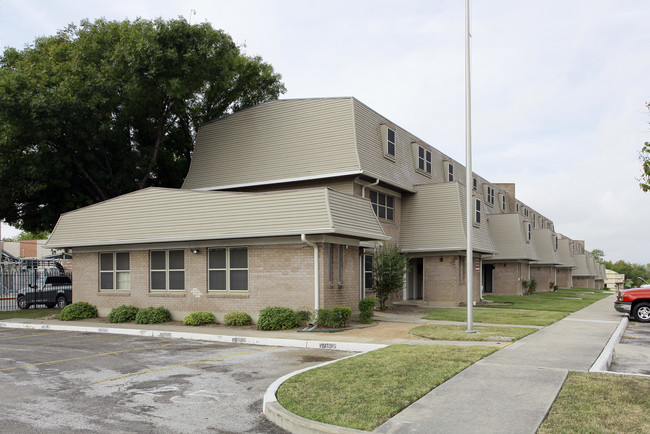 Arbors at West Avenue Apartments in San Antonio, TX - Building Photo - Building Photo