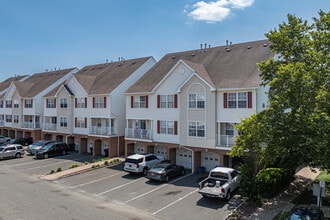 Renaissance Properties in North Brunswick, NJ - Foto de edificio - Building Photo
