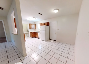 824 Essex Dr in Tallahassee, FL - Building Photo - Building Photo