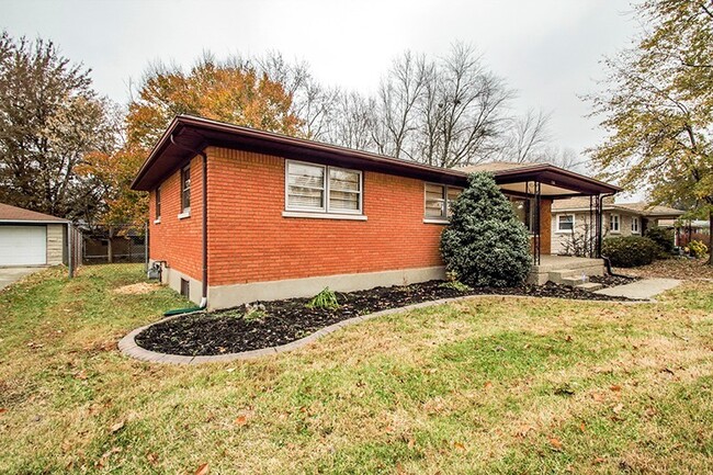 3021 Teakwood Cir in Louisville, KY - Building Photo - Building Photo