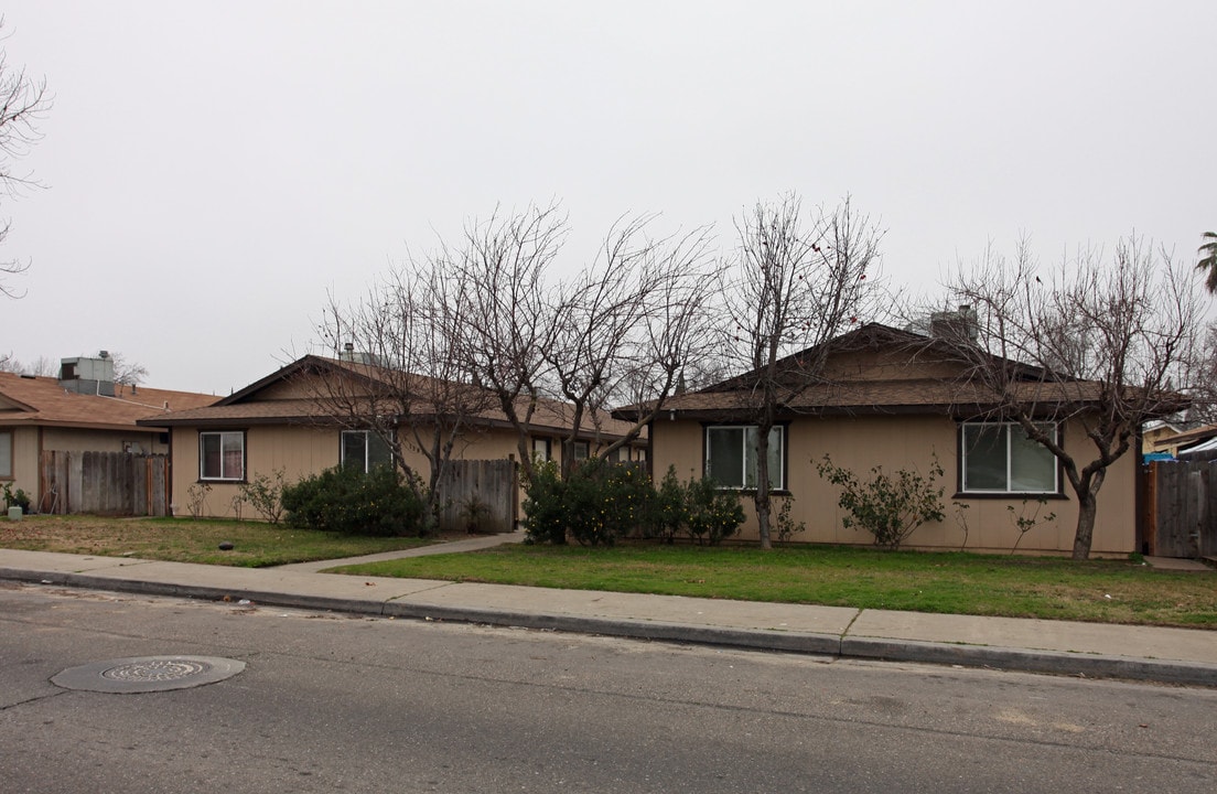 1305 Lambert Way in Turlock, CA - Foto de edificio