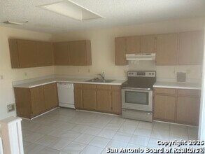 8055 Coral Meadow Dr in Converse, TX - Building Photo - Building Photo