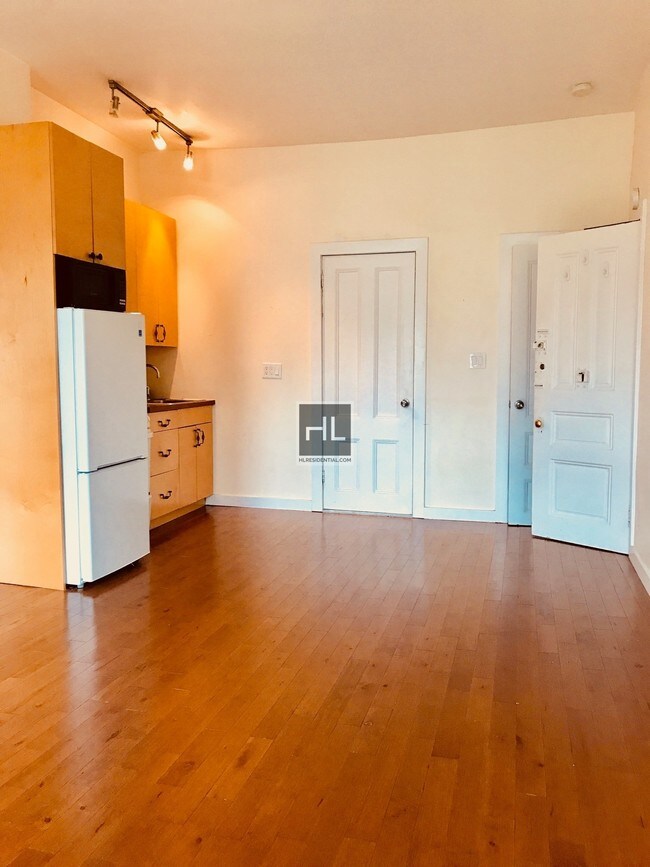 140 W 75th St-Unit -17A in New York, NY - Building Photo - Building Photo