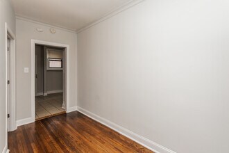 6913 S Paxton Ave in Chicago, IL - Building Photo - Building Photo