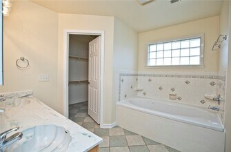 402 NE Shasta Ct in Bentonville, AR - Foto de edificio - Building Photo