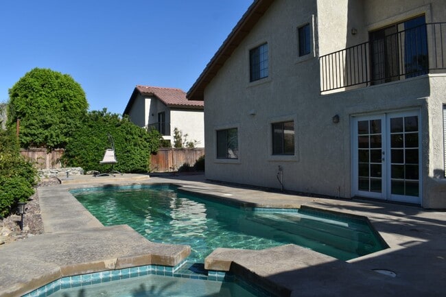 property at 78705 Vía Corrido