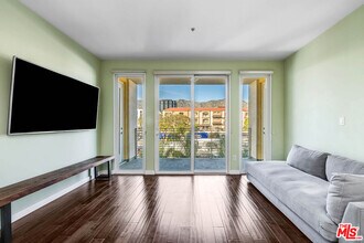 250 N 1st St in Burbank, CA - Building Photo - Building Photo